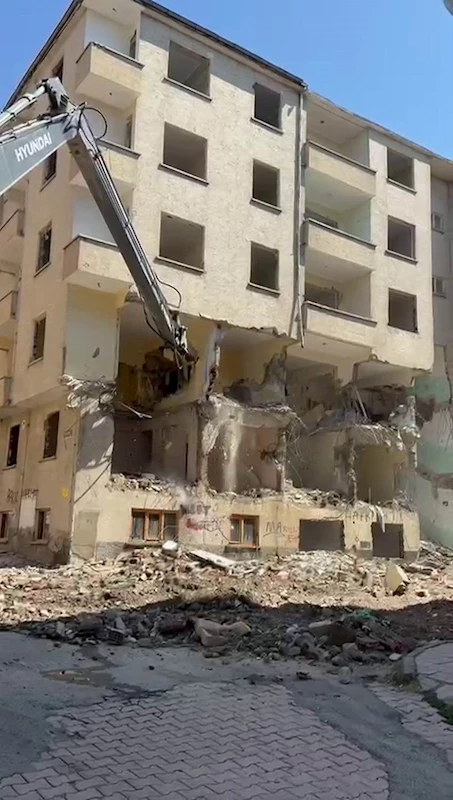 Elazığ’da ağır hasarlı binaların yıkımı sürüyor
