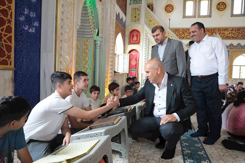 Vali Koç, kuran kursundaki çocuklarla bir araya geldi
