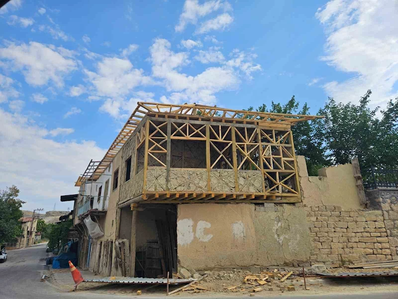 Derende’deki eski otelde restorasyon çalışmaları sürüyor
