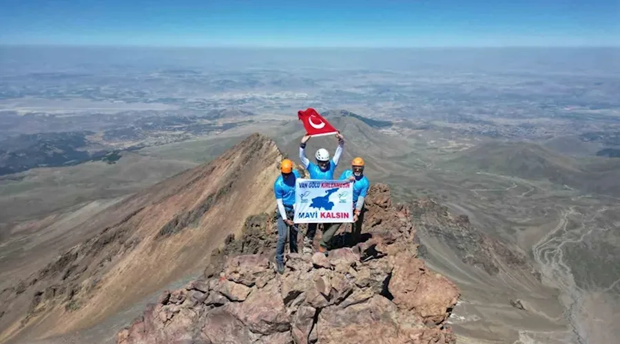 Van Gölü’ne dikkat çekmek için Erciyes Dağı’na tırmandılar