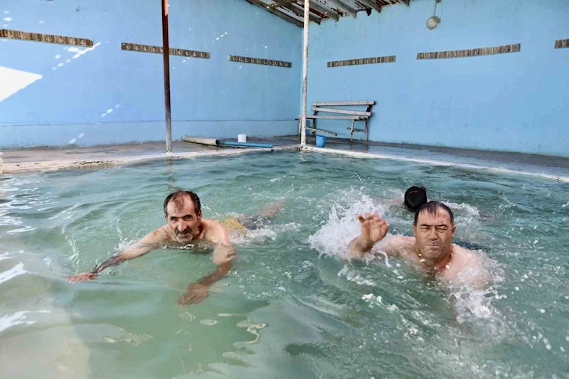 Kavurucu sıcaklarda 50 dereceyi bulan suya girerek şifa arıyorlar
