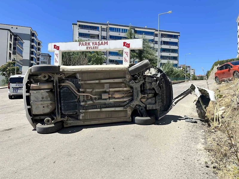 Emniyet kemeri taktı burnu bile kanamadı
