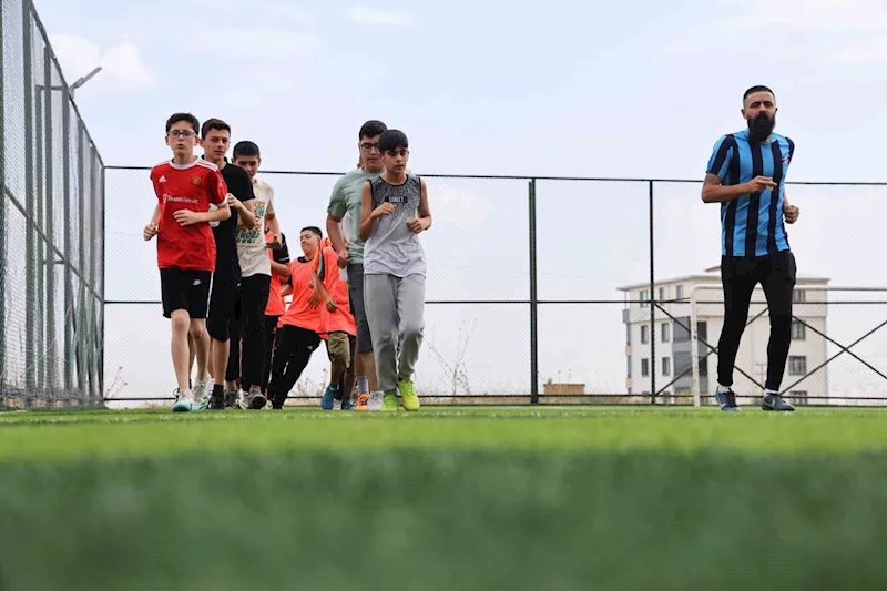 Amatör futbolcu, çocuklara kitap okuma tutkusunu futbolla aşılıyor
