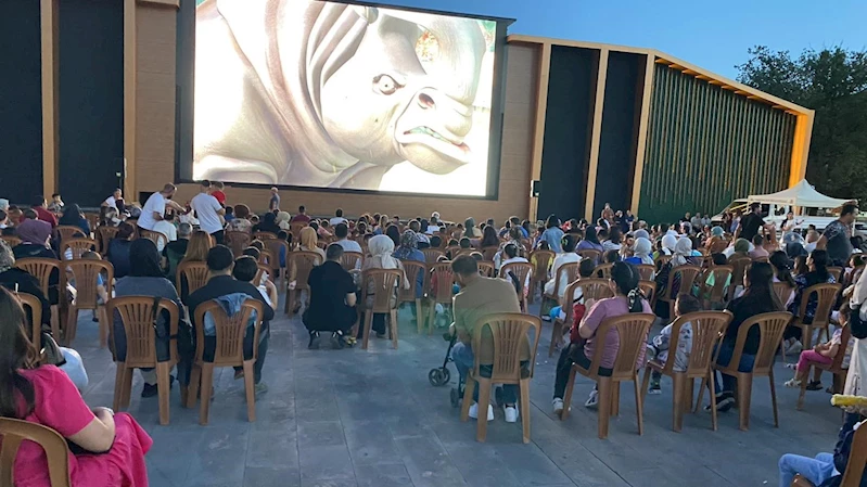 Dev ekranda çocuklara sinema keyfi
