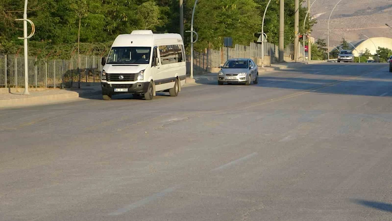Araçları uçuran kasisler sürücülere zor anlar yaşatıyor
