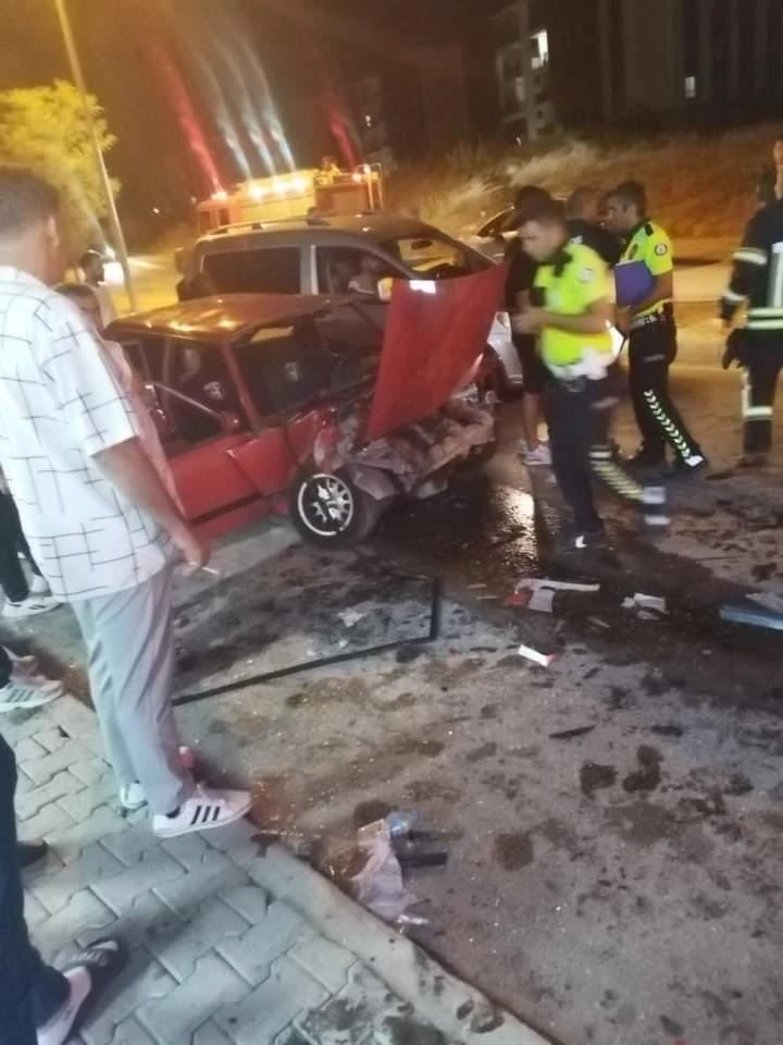 Elazığ’da Tofaş ile midibüs çarpıştı: 3 yaralı
