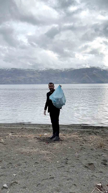 Hazar Gölü çevresindeki çöpleri elleri ile tek tek topladı
