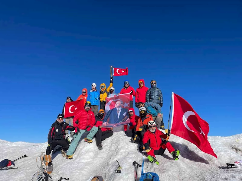 Ağrı Dağı’na zafer tırmanışı yapıldı
