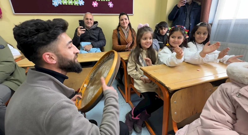 Yüksekova’da halaylı karne dağıtımı
