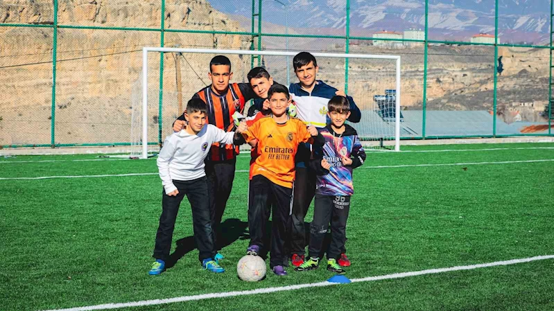 Çocukların futbol aşkı Valiyi arattı
