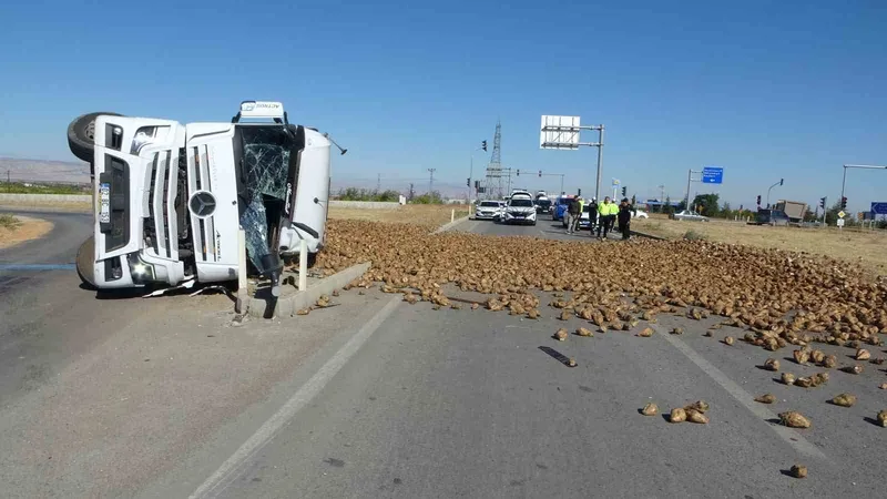 Malatya’da pancar yüklü tır devrildi: 1 yaralı

