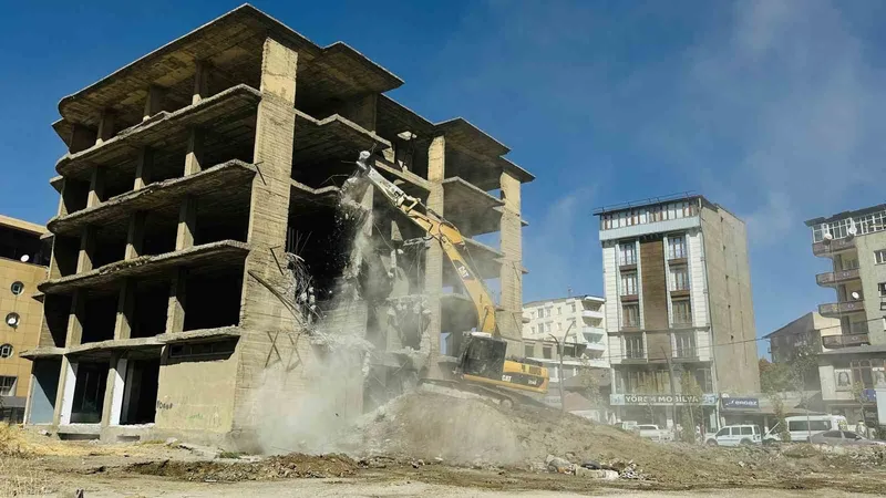 Yüksekova’da inşaat halindeki 23 yıllık bina yıkıldı