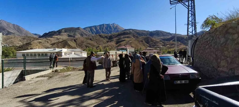 Uzundere’de yol mağduriyeti: 200 metrelik mesafe 3 kilometreye çıktı
