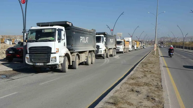 Malatya’da hafriyat kamyonu sürücülerinden ceza protestosu
