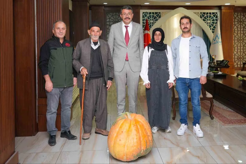 Hakkâri’de rekor: 50,5 kilo ağırlığında dev bal kabağı
