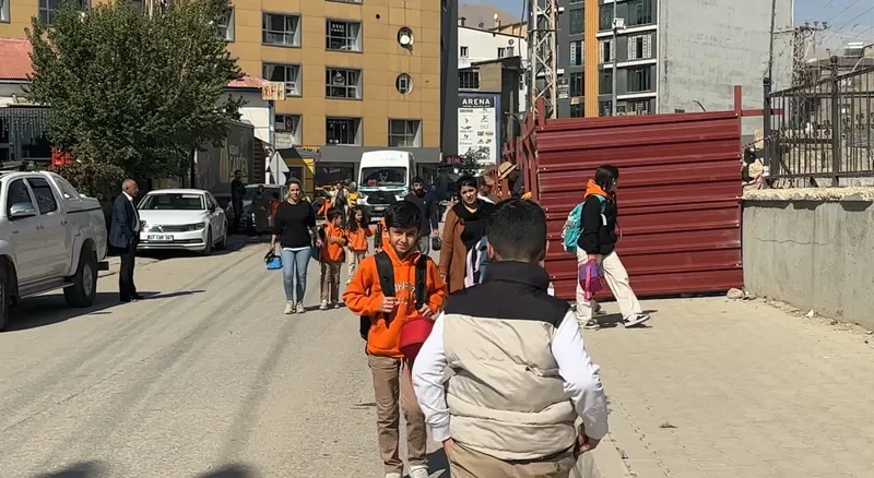 Okul yolundaki kaldırımın kapatılmasına tepki: 