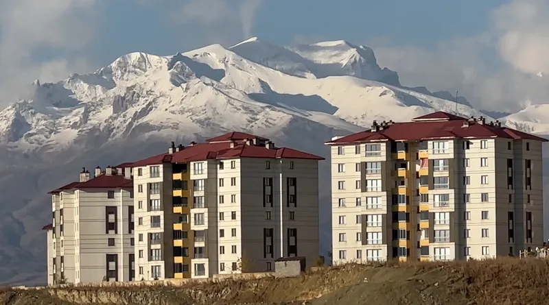 Yüksekova Cilo Dağı yeniden beyaza büründü
