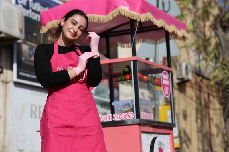 Genç kadın girişimci, pembe tezgahıyla sanayiye renk kattı
