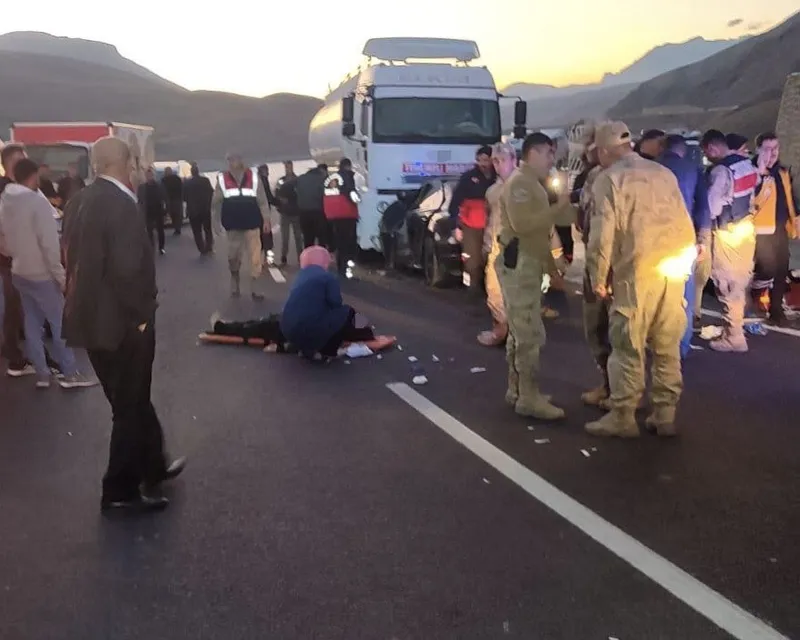 Van-Hakkari karayolunda otomobil tırla çarpıştı: 2 ölü, 5 yaralı