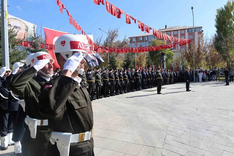 Ağrı’da 29 Ekim Cumhuriyet Bayramı çelenk sunma töreni düzenlendi
