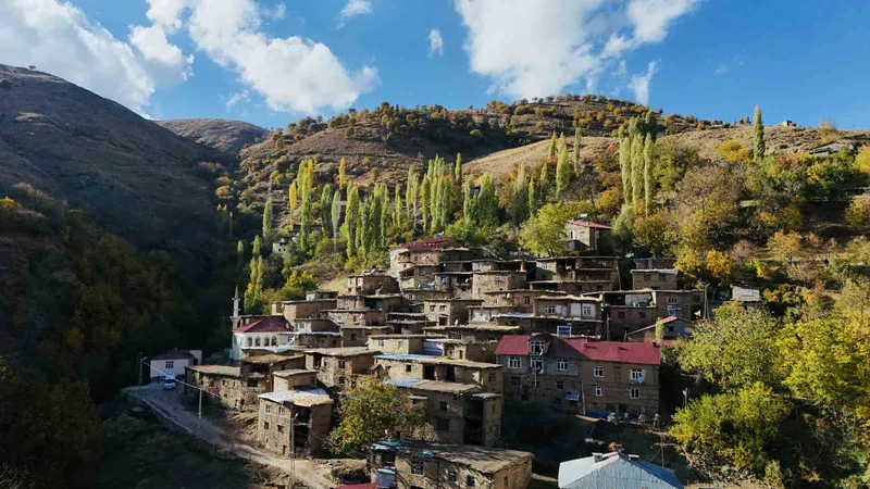 Bitlis’in tarihi taş evlerinde sonbahar güzelliği
