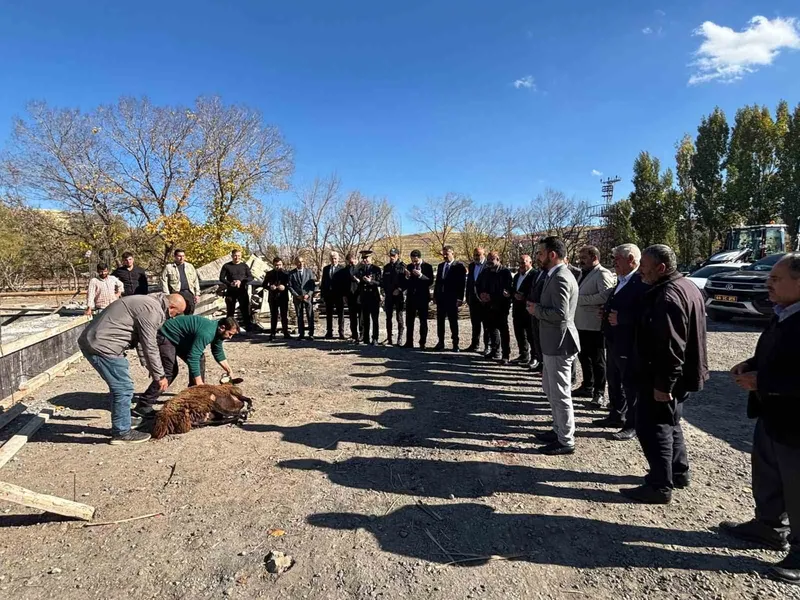 Tutak’ta hayvan pazarı yapılıyor
