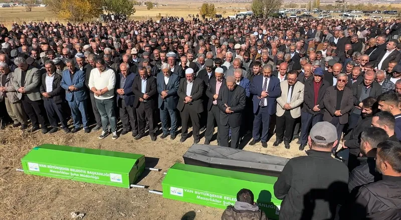Van-Hakkari karayolundaki kazada hayatını kaybeden aynı aileden 3 kişi toprağa verildi
