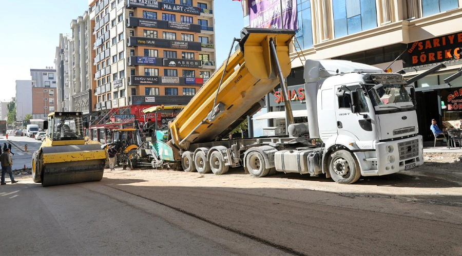 Van Büyükşehir Altaylı ve Oğuz Caddelerindeki Yenileme Çalışmalarını Sürdürüyor