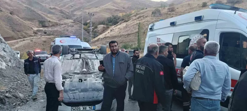 Hakkari’de kontrolden çıkan otomobil takla attı: 3 yaralı