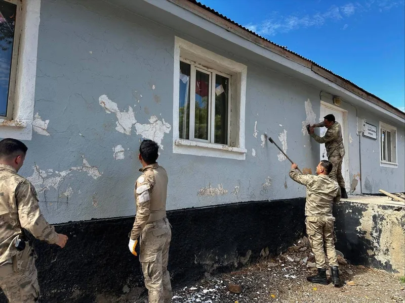 Bingöl’de jandarma ekipleri okulun bakım ve onarımını yaptı
