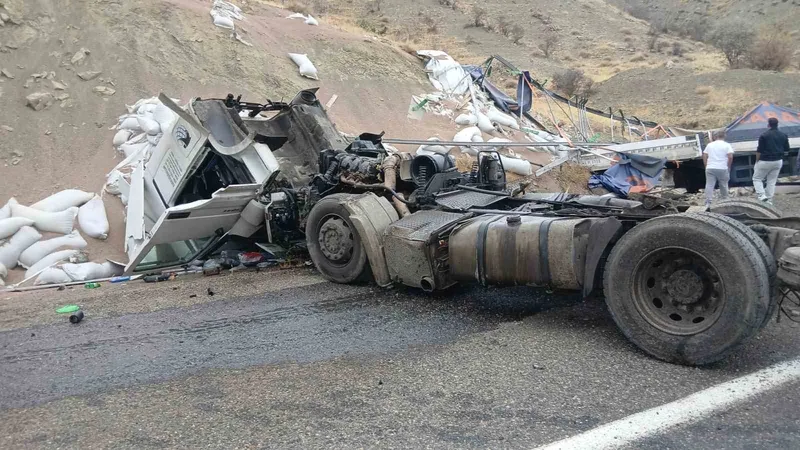 Bingöl’de tır devrildi: 1 yaralı
