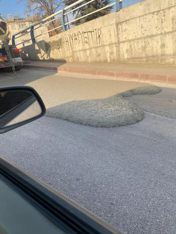 Elazığ’da mikserden taşan beton asfalt yola döküldü
