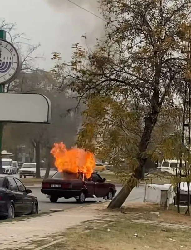 Elazığ’da seyir halindeyken yanan otomobil kullanılamaz hale geldi
