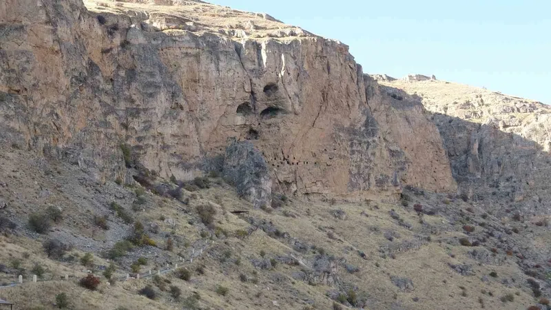 Tarihi Ansır Mağaraları korku mağarasına dönüştü
