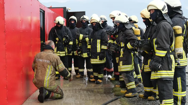 EBYÜ Üzümlü MYO öğrencilerine uygulamalı temel itfaiyecilik eğitimi
