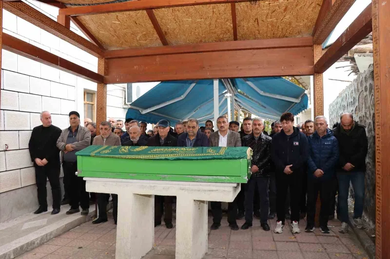 Eski belediye başkanı dualarla uğurlandı
