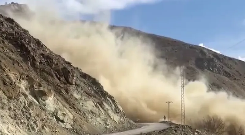 Tehlike oluşturan kayalar dinamit patlatılarak temizlendi
