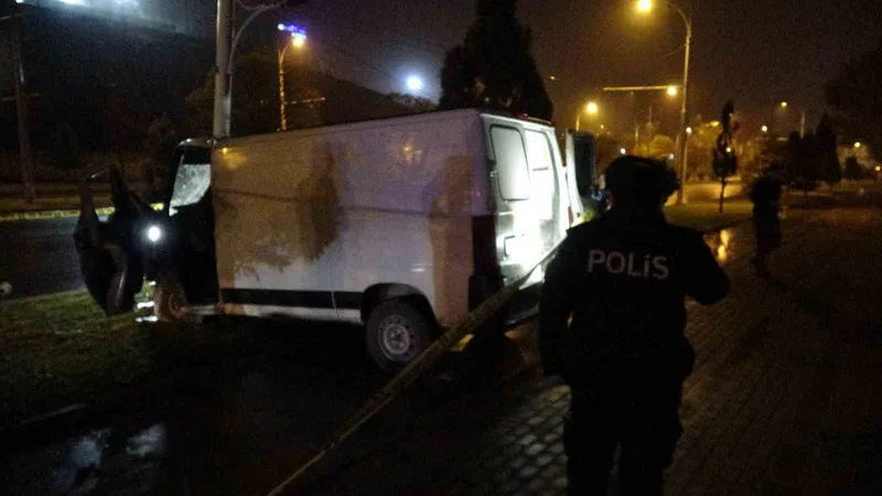 Malatya’da aydınlatma direğine çarpan minibüs sürücüsü hayatını kaybetti
