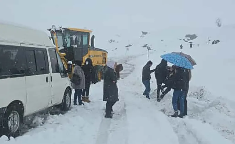 2600 rakımlı bölgede karda mahsur kalan yolcuları belediye ekibi kurtardı
