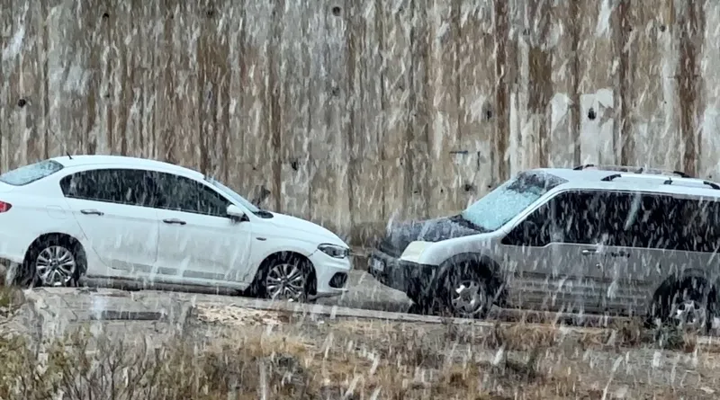 Yüksekova’da yoğun kar yağışı: Sınırda bulunan Çobanpınar köyünün yolu karla kaplandı
