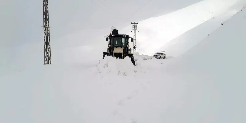 Hakkari’de kardan kapanan 9 köy ve 21 mezra yolu ulaşıma açıldı
