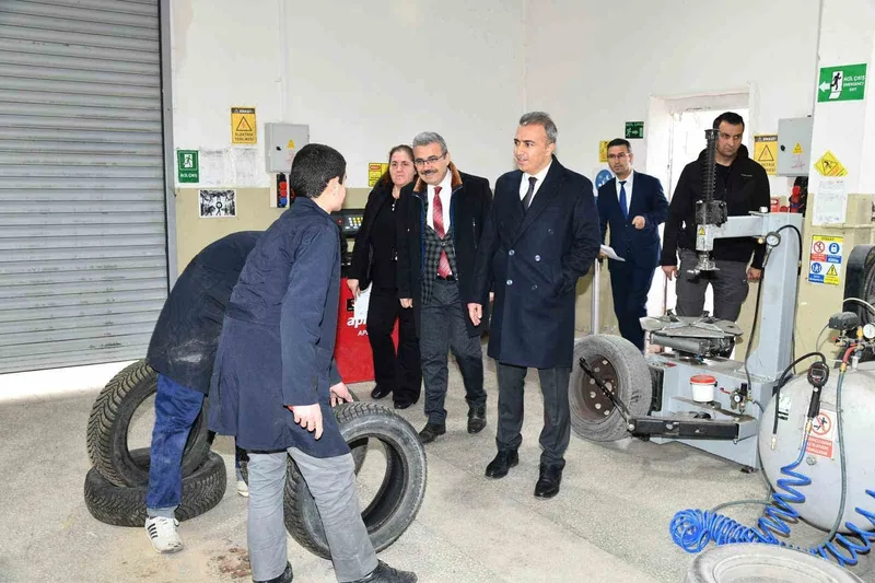 Vali Çiçek’ten okul ziyareti
