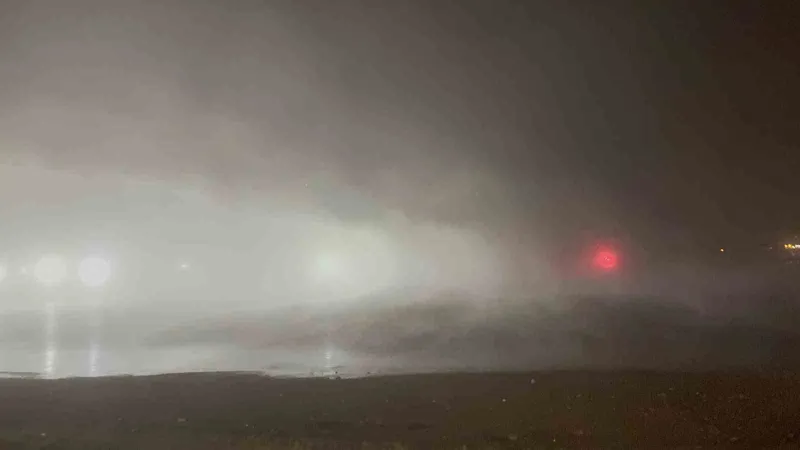 Tatvan’da yoğun sis sürücülere zor anlar yaşattı
