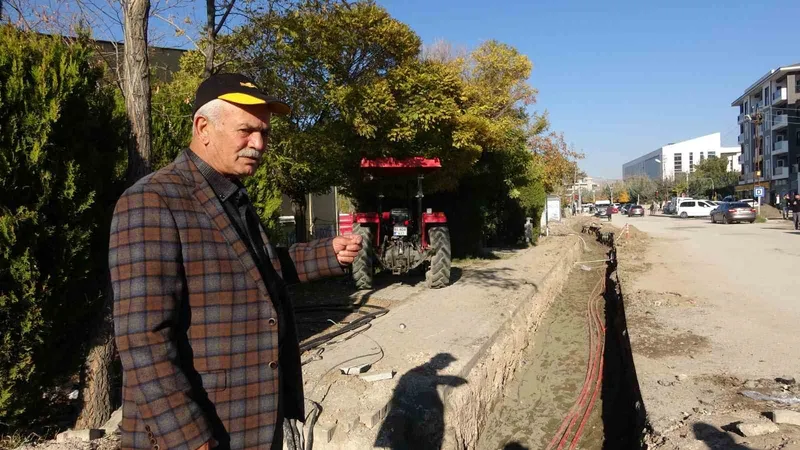 VEDAŞ’ın günlerce açık bıraktığı çukurlar kazalara davetiye çıkarıyor