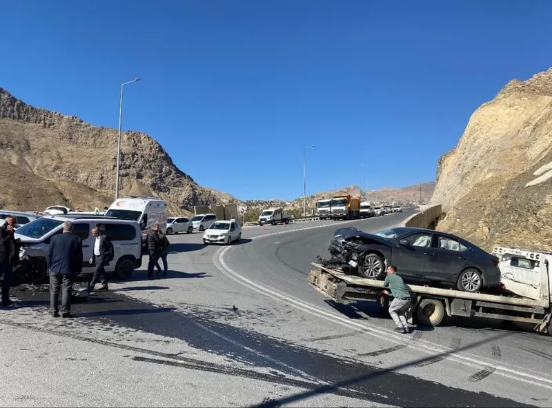 Hakkari-Van karayolunda trafik kazası: 3 yaralı
