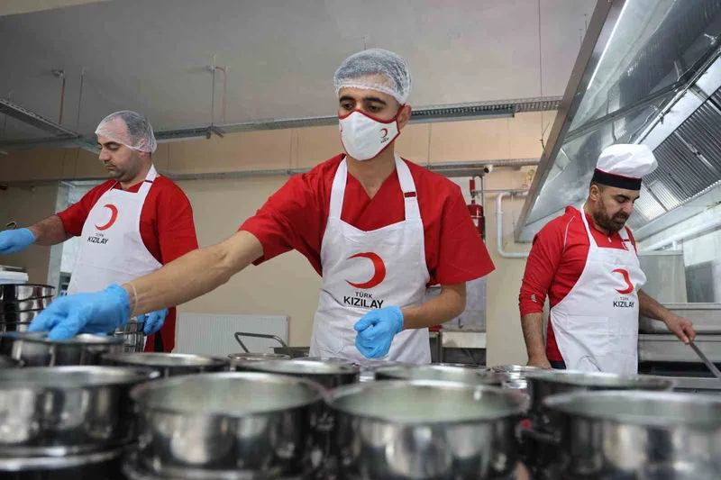 Türk Kızılay Elazığ Şubesi’nden 200 ihtiyaç sahibine sıcak yemek
