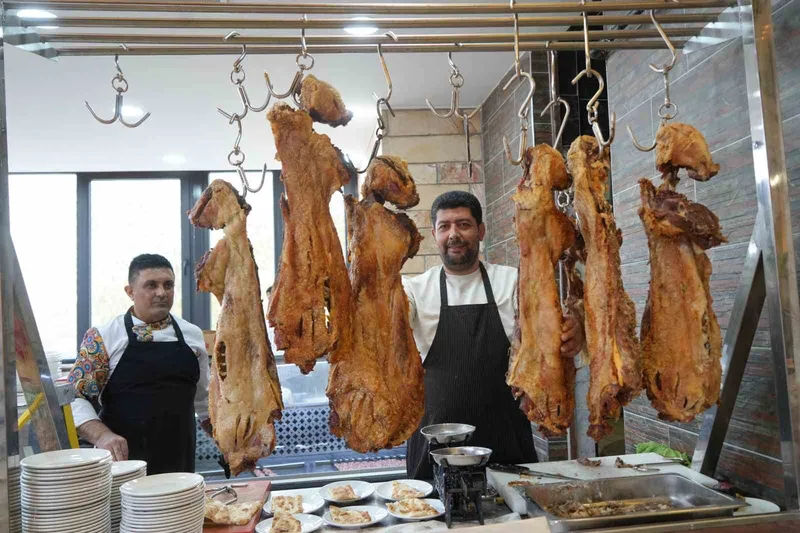 Muş’ta 15 yıllık ustalıkla büryan geleneği yaşatılıyor
