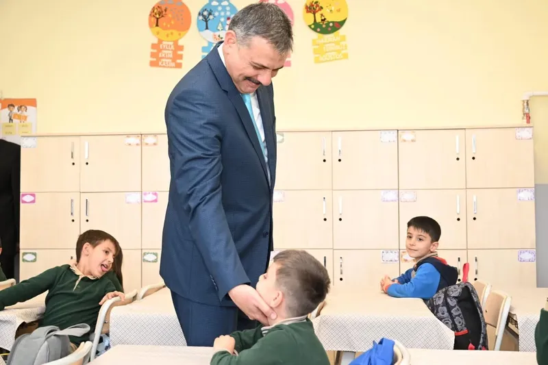 Vali Çiftçi öğrenci ve öğretmenlerle buluştu
