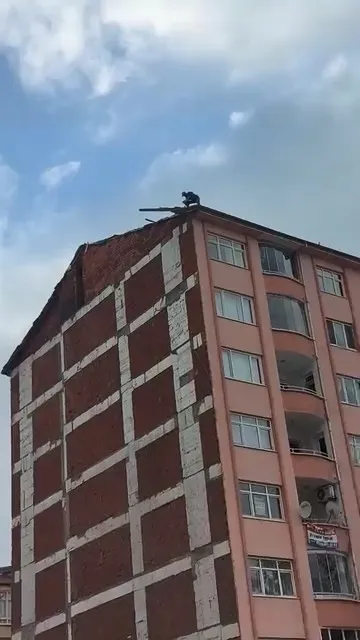 Elazığ’da inşaat işçisinin tehlikeli çalışması
