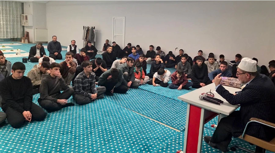 Van’da İmam Hatipli Gençlerle Buluşma: Sohbet, İlahiler ve Hediyeleşme